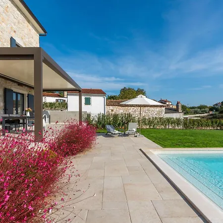 Holiday home Daniela Fuer 6 Personen Mit Salzwasserpool