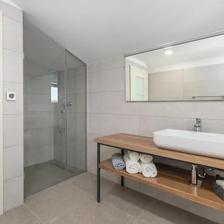 Holiday home Daniela Fuer 6 Personen Mit Salzwasserpool Veleniki